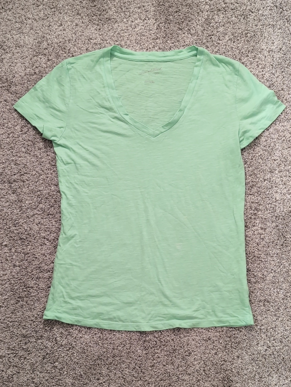 Woman's Universal Thread Mint Green V-Neck Short Sleeve Shirt (Size Small)
